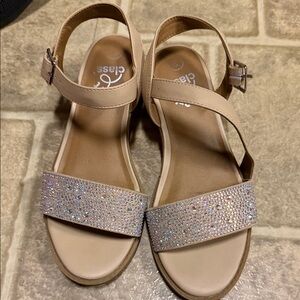 Girls nude rhinestone heels
Wore twice
Clean
Smoke free home!